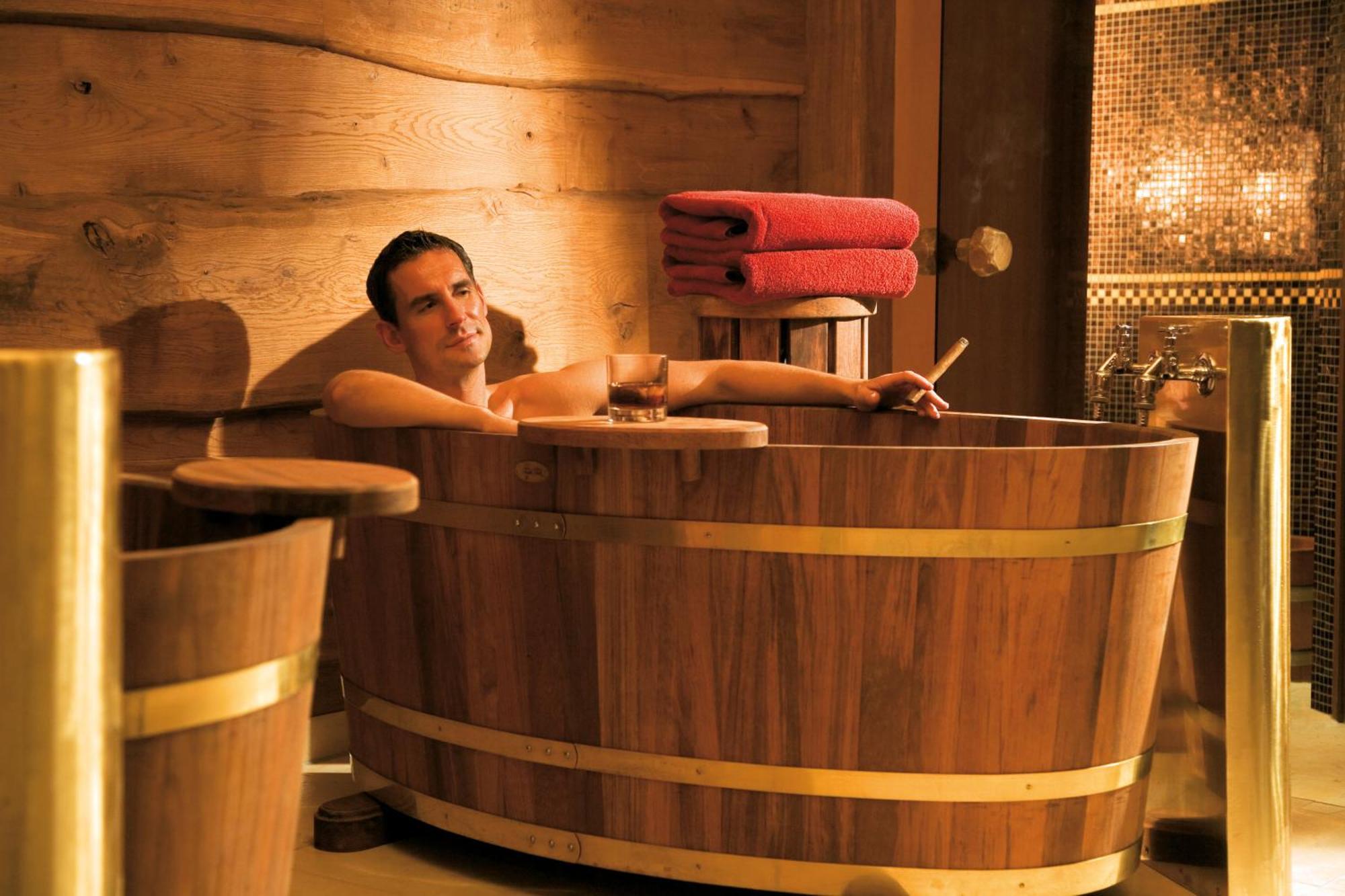 Готель Yachthafenresidenz Hohe Duene Росток Екстер'єр фото A man in a barrel sauna