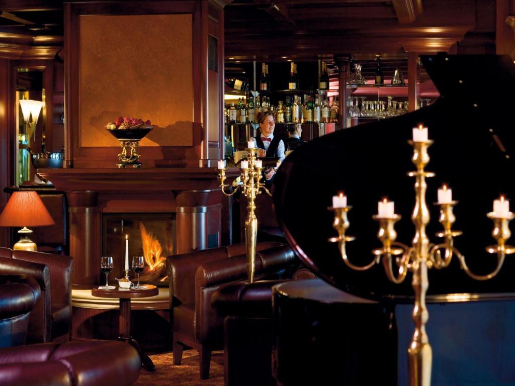 Готель Yachthafenresidenz Hohe Duene Росток Екстер'єр фото The bar at the St. Regis