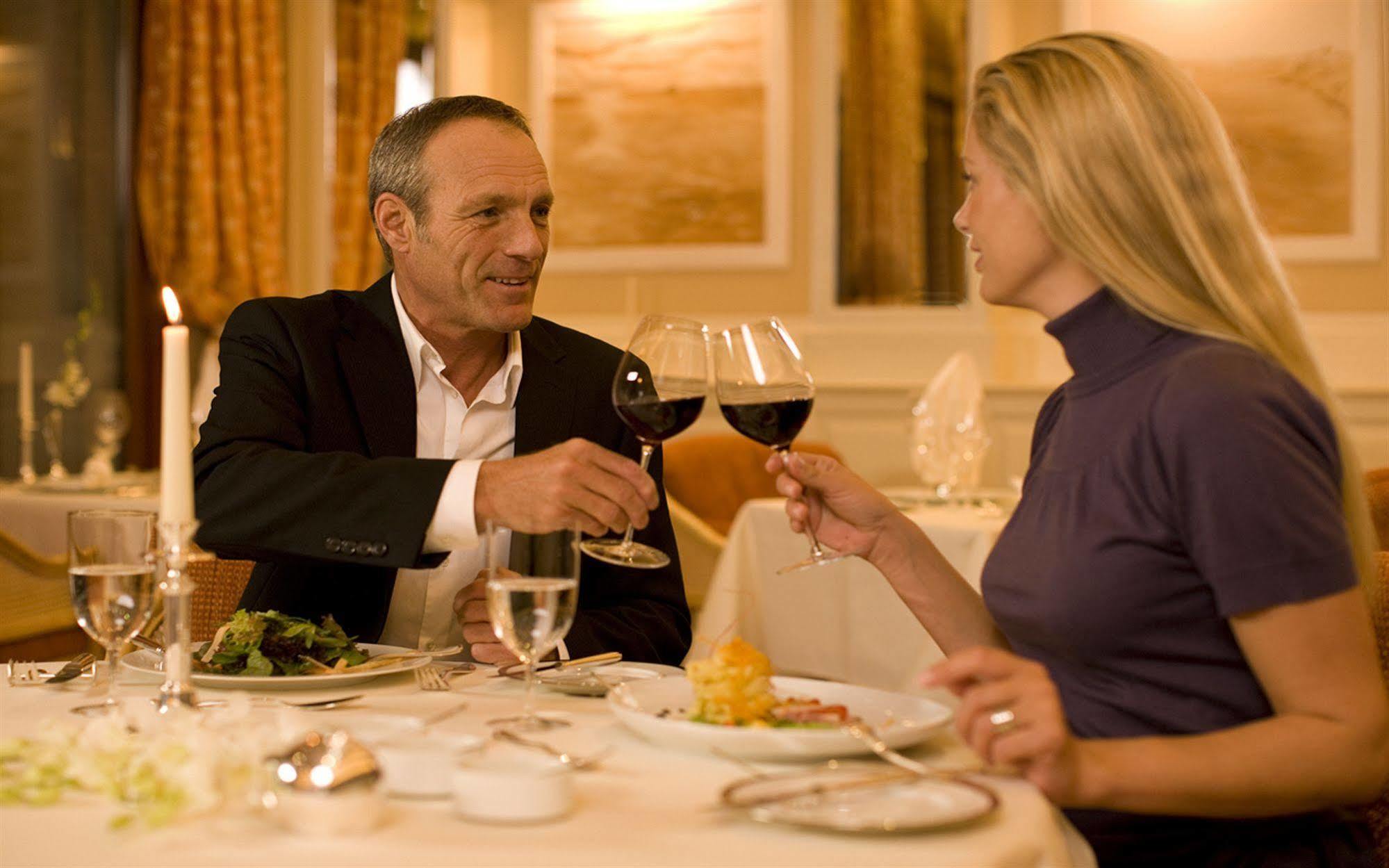 Готель Yachthafenresidenz Hohe Duene Росток Екстер'єр фото A couple dining together